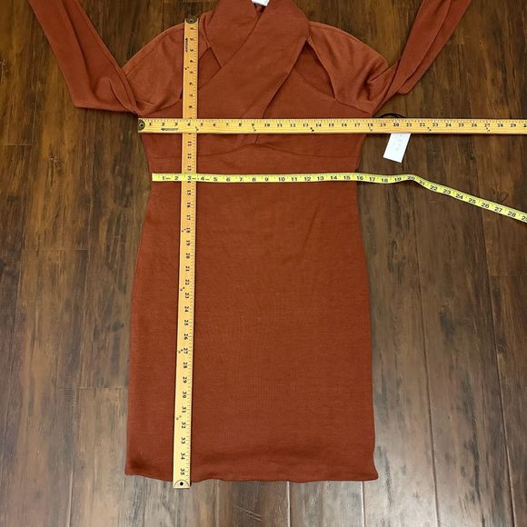 NWT ASTR The Label Wrap Neck Cutout Dress in Rosey Rust - Picture 12 of 12